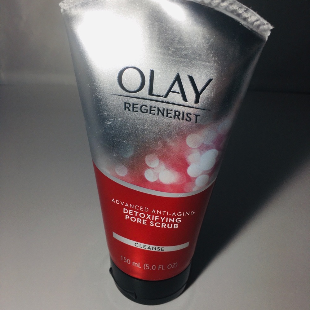 Olay regenerist anti aging detoxifying pore scrub